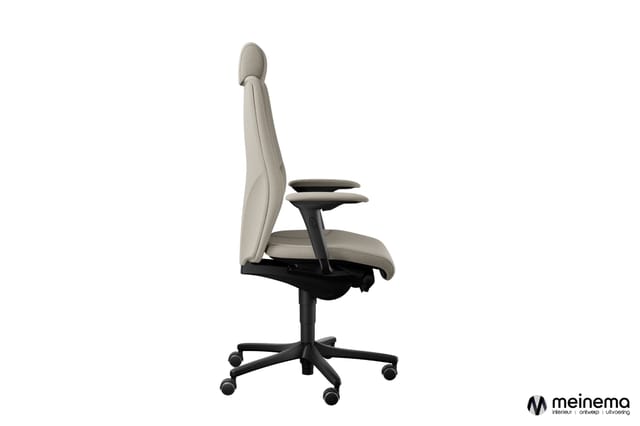 Grijze ergonomische bureaustoel met hoge rugleuning, zwarte armleuningen en zwart onderstel op wieltjes, tegen witte achtergr