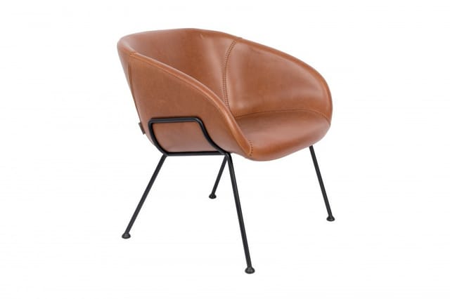 Bruinleren stoel met gebogen zitting, zwart metalen poten, modern design, vooraanzicht.