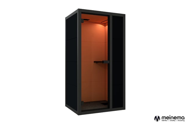 Zwarte belcel met roodbruine wanden, geöpende deur en ingebouwde verlichting.