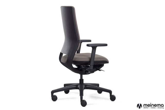 Zwarte ergonomische bureaustoel met grijze zitting en hoge rugleuning, verstelbare armleuningen, op zwiel voet met wielen.