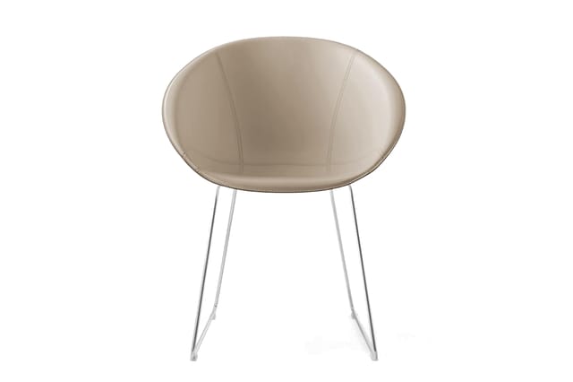 Beige/grijs gestoffeerde stoel met ovaal zitoppervlak en grijs metalen pootframe, voorkant gefotografeerd.