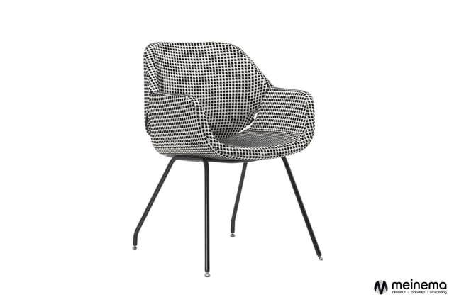 Moderne stoel met grijze netweave zitting, zwarte metalen poten, armsteunen en ergonomische rugleuning tegen witte achtergron