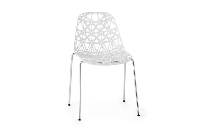 Witte design stoel met opengewerkt kunststof zitting en rug, op vier chromen poten met zwarte voetjes.