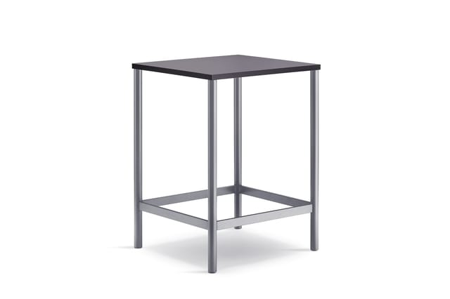 Staande bartafel met zwart blad en grijze metalen frame met voetsteun, rechthoekige vorm.