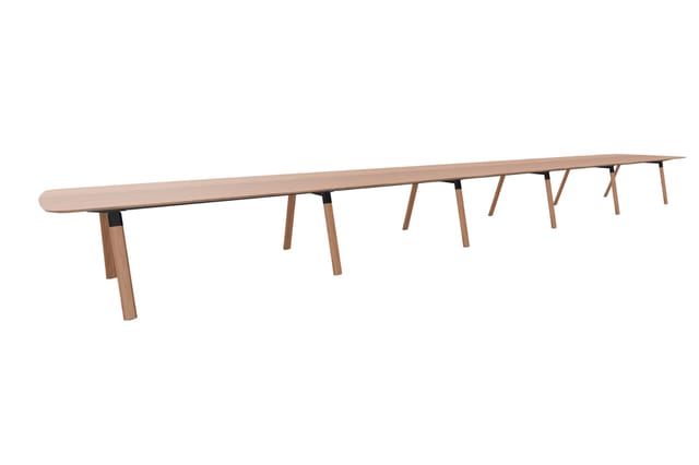Lange houten vergadertafel in natuurlijke houtkleur met meerdere houten poten, moderne design.