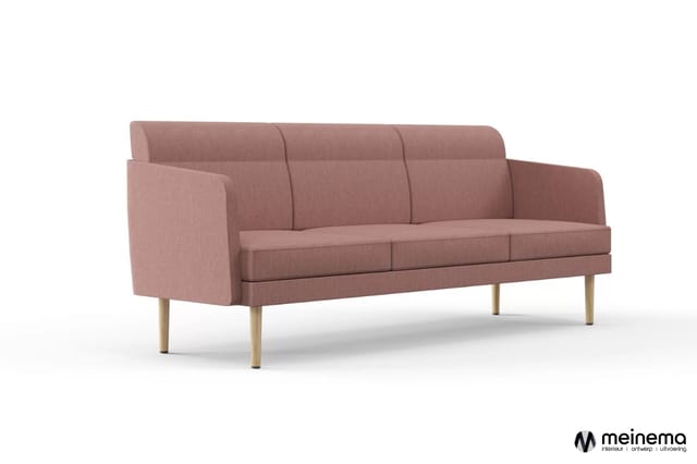 Driezitsbank in roze-bruin textiel met houten poten en ergonomische armvleuken, tegen witte achtergrond.