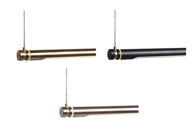Drie hangende buisverlichting in messing en zwart metaal met draadophanging, verschillende uitvoeringen.