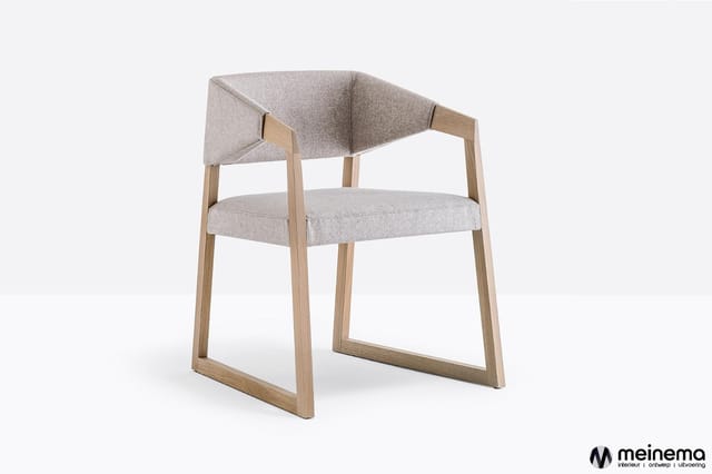 Houten stoel met grijze stoffen zitting en rugleuning, minimalistisch design met rechte poten.