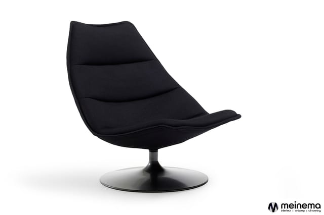 Zwarte draaibare loungefauteuil met ergonomische schelpvorm en zwart voetsteun op witte achtergrond.
