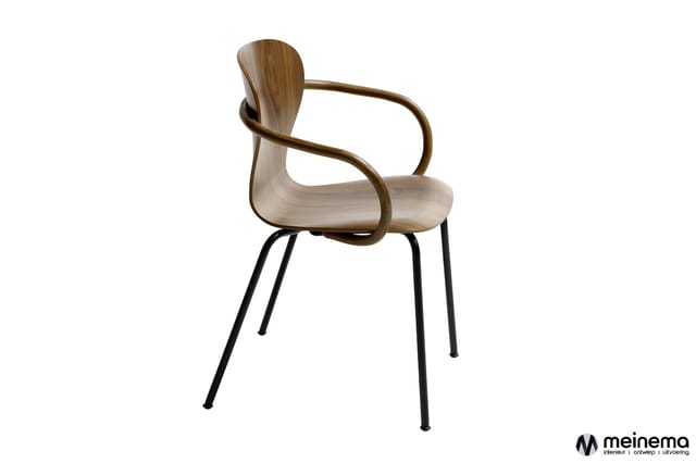 Houten stoel met armleuningen en zwart metalen poten, modern design, tegen witte achtergrond.