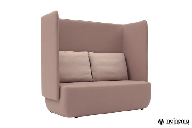 Roze-beige hoge loungefauteuil met vleugels, twee kussens en afgeronde vormen tegen witte achtergrond.