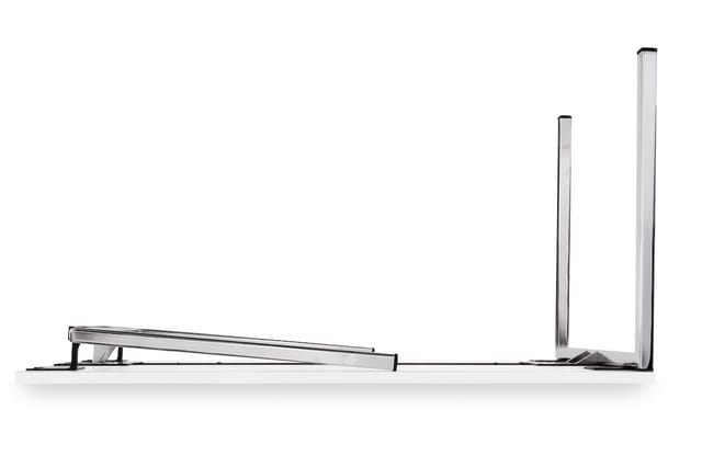 Zijprofiel monitorarm in uitgeklapte stand met twee verticale zuilen en horizontale basis, aluminium uitvoering.