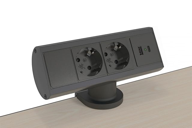 Zwart bureau-energiemodule op houten tafel met twee stopcontacten, USB-poorten en schakelaar.