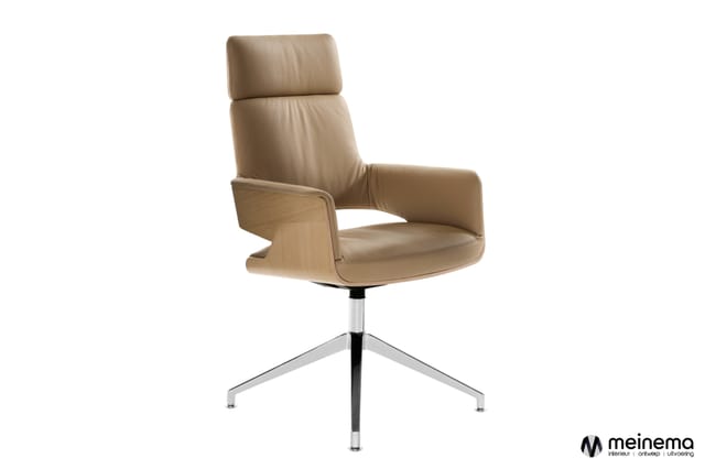 Draaibare werkstoel met beige lederen zitting, houten armsteunen en aluminium voetkruis op witte achtergrond.
