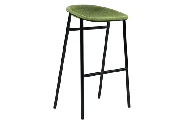 Groene barkruk met ovaal zitoppervlak en zwart metalen frame met voetsteun.