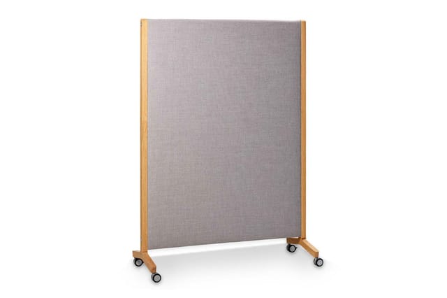 Mobiel akoestisch scherm met grijs stofpaneel en houten frame op wielen.