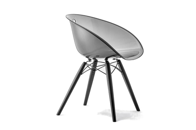 Moderne eetkamerstoel model Gliss van Pedrali, voorzien van een transparante kunststof zitting op een houten frame