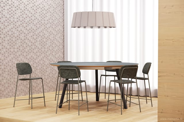 Houten vergadertafel met grijze barstoeLen, beige hanglamp, roze gestippeld behang en houten vloer in moderne kantoorruimte.