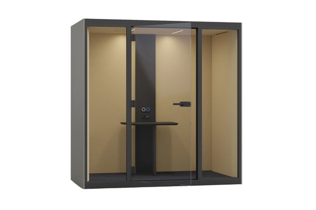 Moderne belcel met donker frame, glasdeuren en beige wanden. Voorzien van werkblad, geïntegreerde verlichting en bedieningspa