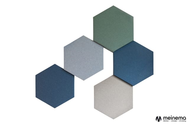 Vijf hexagonale akoestische panelen in donkerblauw, grijs, beige, groen en petrol, gegroepeerd in 3D-opstelling.