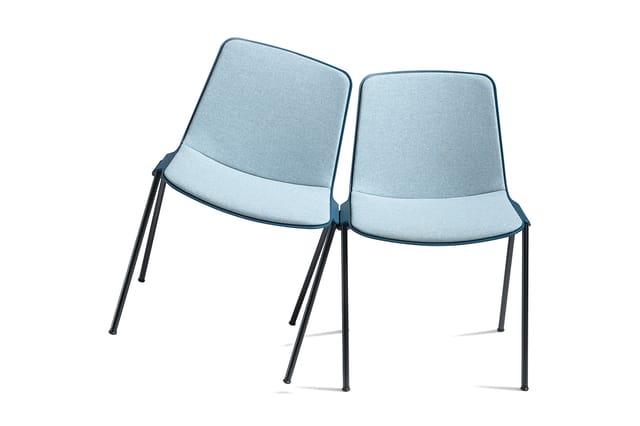 Twee blauwe stapelstoelen met grijze metalen frame, minimalistisch design, geïsoleerd op witte achtergrond.