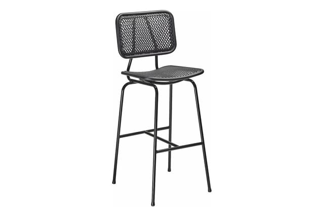 Zwarte barkruk met netpatroon zitting en rugleuning, metalen frame met voetsteun, staand tegen witte achtergrond.