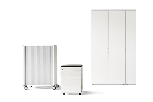 Drie witte opbergkasten: een rolcontainer met verticale ribbeldeuren, een ladenblok met zwart blad, en een hoge kledingkast m