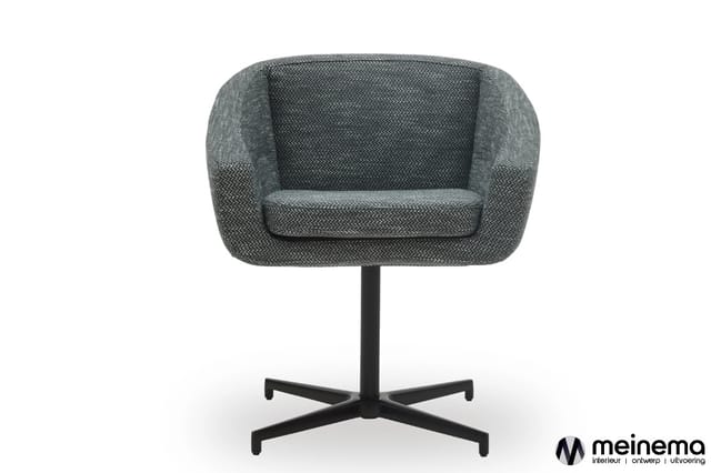 Grijze stoel met ronde rugleuning en zitplaats, zwart metalen draaivoetstuk op wielen, modern design.