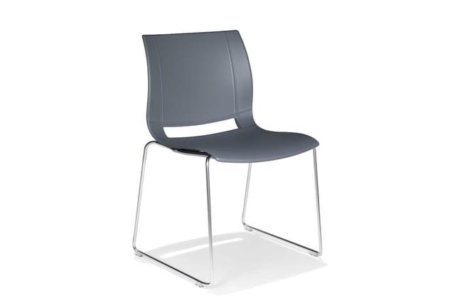 Grijze kunststof vergaderstoel met zitschaal en metalen sled-onderstel, geïsoleerd op witte achtergrond.