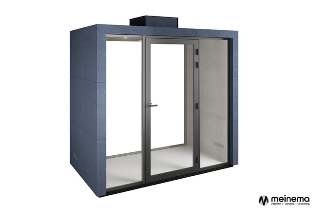 Moderne belcel met donkerblauwe akoestische wanden, glazen schuifdeur en beige interieur, merk Meinemo