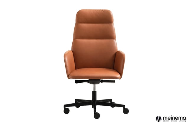 Cognac leren bureaustoel met hoge rugleuning, armleuningen en zwart onderstel op wielen.