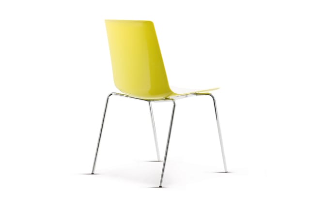 Gele kunststof stoel met chromen metalen pootframe, kantelbaarheid zichtbaar, minimalistisch design.