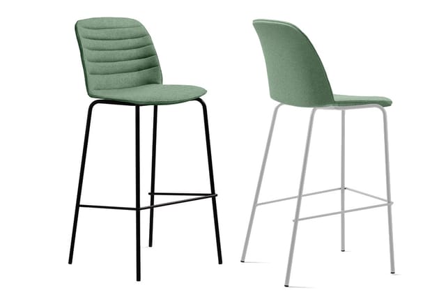 Twee groene barkrukken met gestoffeerde zitting en rugleuning, één met zwart metalen frame, één met grijs metalen frame.