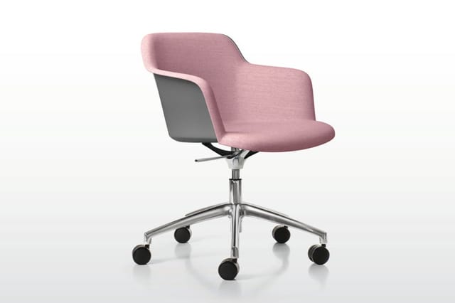 Roze bureaustoel met grijze kunststof rug op wielen, aluminium vijfpoot onderstel, zwenkbaar en in hoogte verstelbaar.