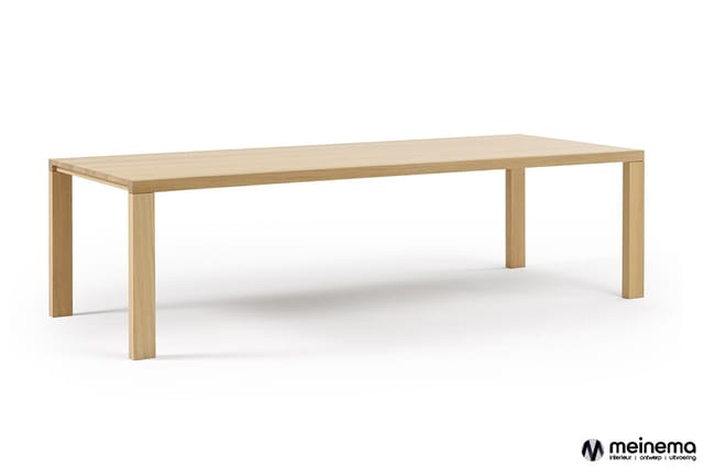 Rechthoekige houten vergadertafel in natuurlijk hout met vier massieve poten, vrijstaand tegen witte achtergrond.
