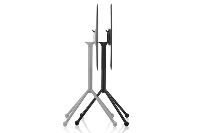 Twee TV-standaards met driepotige basis in grijs en zwart, elk met dubbele verticale buizen en bevestigingsarmen.