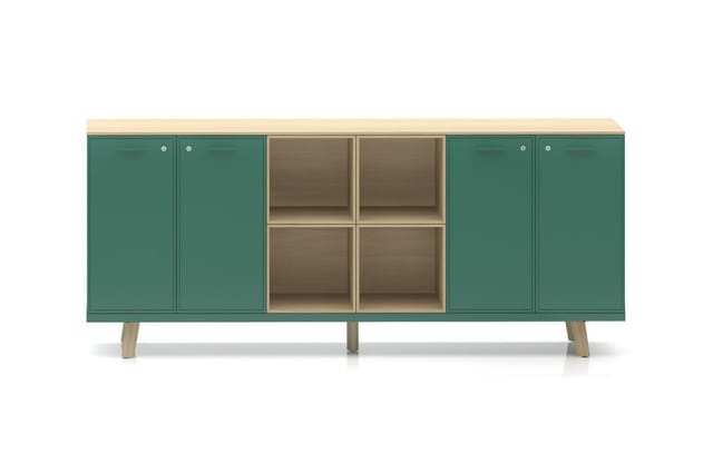 Groene dressoir met houten blad en poten, twee gesloten kastdeuren links, vier open vakken in het midden en twee gesloten kas