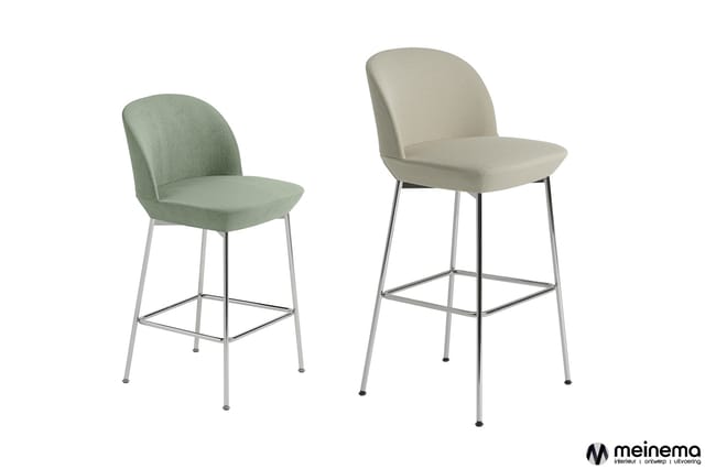 Twee barstolen met gestoffeerde zitting en rugleuning in groen en beige, metalen frame, tegen witte achtergrond.