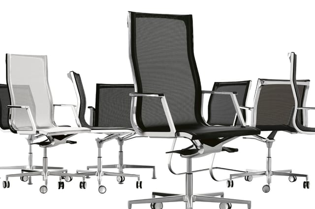 Collectie kantoorsstoelen met netrug in zwart en wit, verschillende hoogtes, op wielen, met aluminium frame.