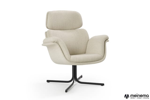 Beige gestoffeerde draaifauteuil met hoge rugkussens en zwart metalen kruisvoet, meinema logo.