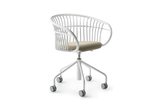 Witte kantoorstoel met uitgeklapte zitting, kunststof schaal met verticale latten, beige zitting, wit onderstel op wieltjes,