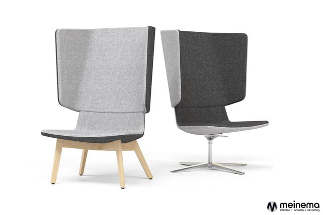 Twee moderne stoelen met grijze en donkergrijze bekleding: links een stoel op houten poten, rechts een draaistoel op aluminiu