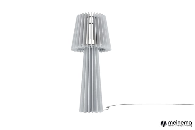 Witte staande lamp met lampenkap uit verticale lamellen, cilindrische vorm, op wit oppervlak tegen witte achtergrond.