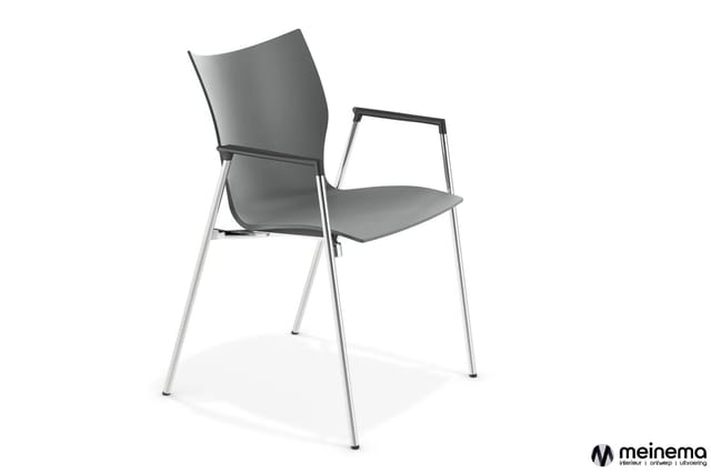 Grijze kantoorstoel met armleuningen op aluminium frame, gebogen rugleuning, zitschaal, tegen witte achtergrond.