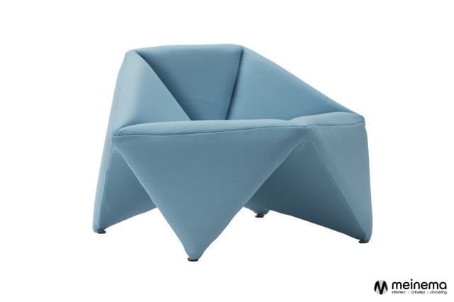 Blauwe fauteuil met geometrische origami-achtige vorming, vier uitstekende hoeken aan basis, minimalistische design.