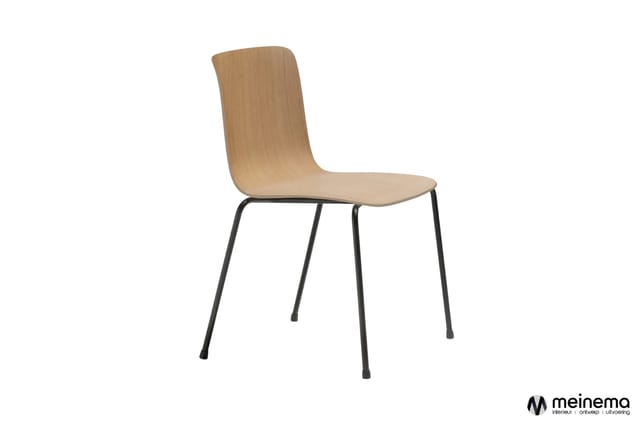 Houten stoel met gebogen rugleuning en zitting, zwart metalen onderstel, vier poten.