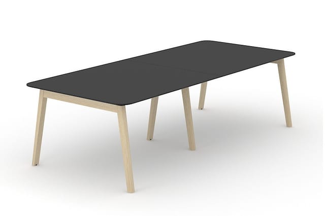 Nova Wood grote vergadertafel met zwart topblad en essenhouten schuine poten, een duurzame design tafel voor conferentieruimtes