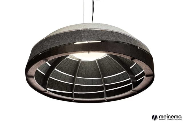 Ronde hanglamp met grijze en donkerbruine stoffen bekleding, witte binnendetails en geïntegreerde LED-verlichting.