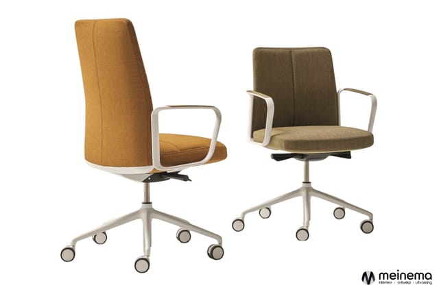 Twee kantoordraaien met wielen: links mosterdgeel stoffen model met hoge rugkuil, rechts olijfgroen stoffen model met lage ru
