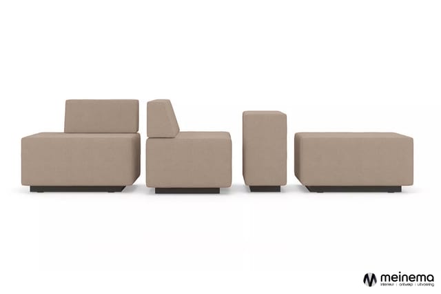 Vier modulaire zitblokken in beige stof met donkere voetjes, in verschillende hoogten en breedtes, op rij geplaatst.